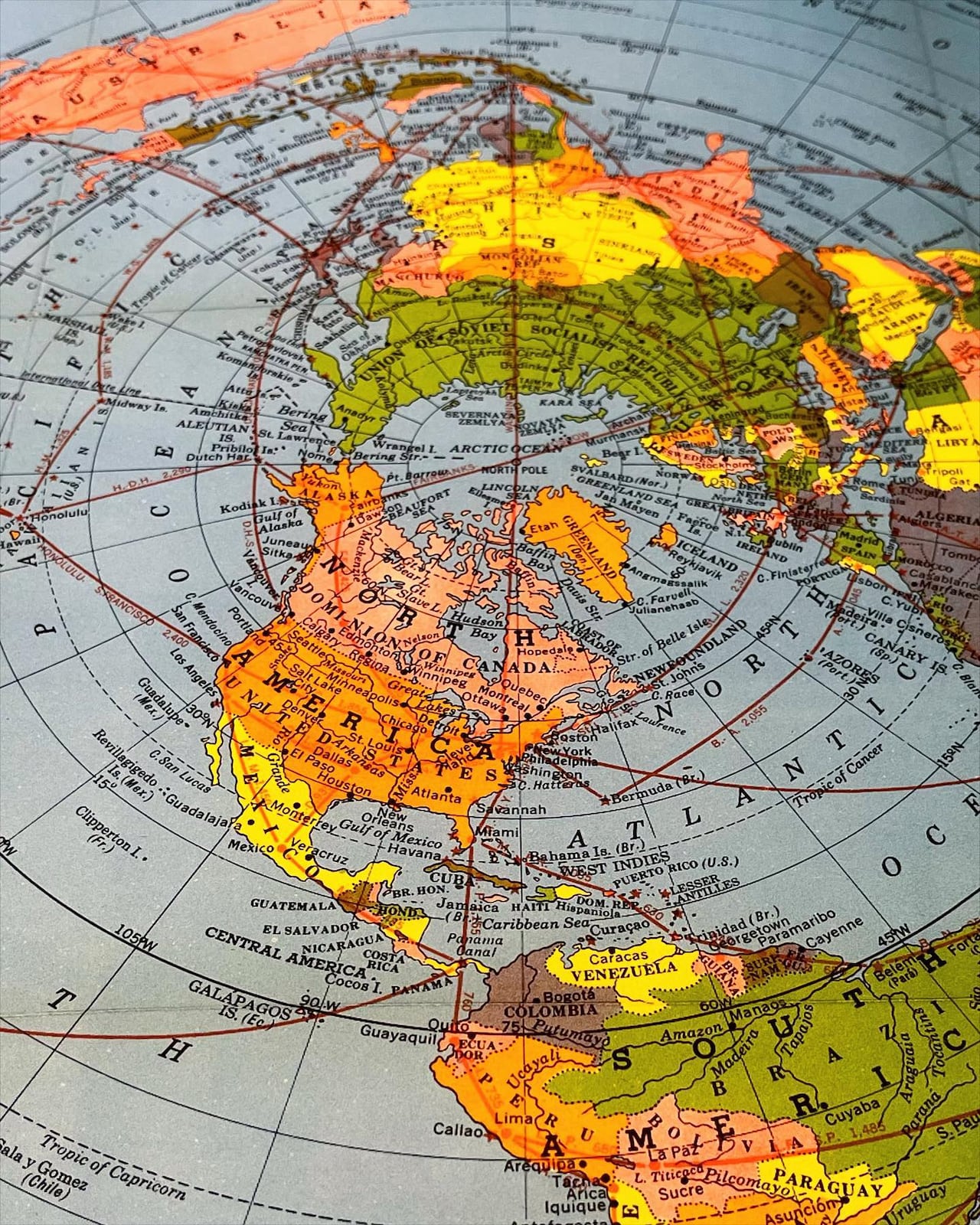 A map of the world, looking down from the Arctic Circle.