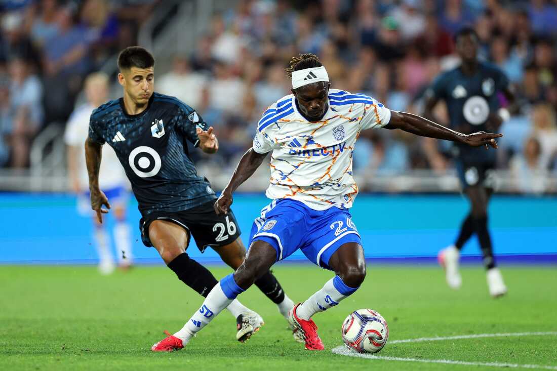 Manu Duah (r) of San Diego FC controls the ball against Joaquin Pereyra of Minnesota United FC on August 01, 2026 in St. Paul, Minnesota.