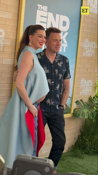 Anne Hathaway Arrives at ‘The End of Oak Street’ Premiere - YouTube