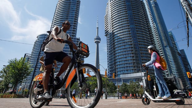 Toronto police cracking down on e-bikes, e-scooters evading laws, regulations