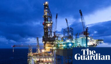 AI’s potential climate benefits outweighed by role in boosting fossil fuels, study finds | AI (artificial intelligence)