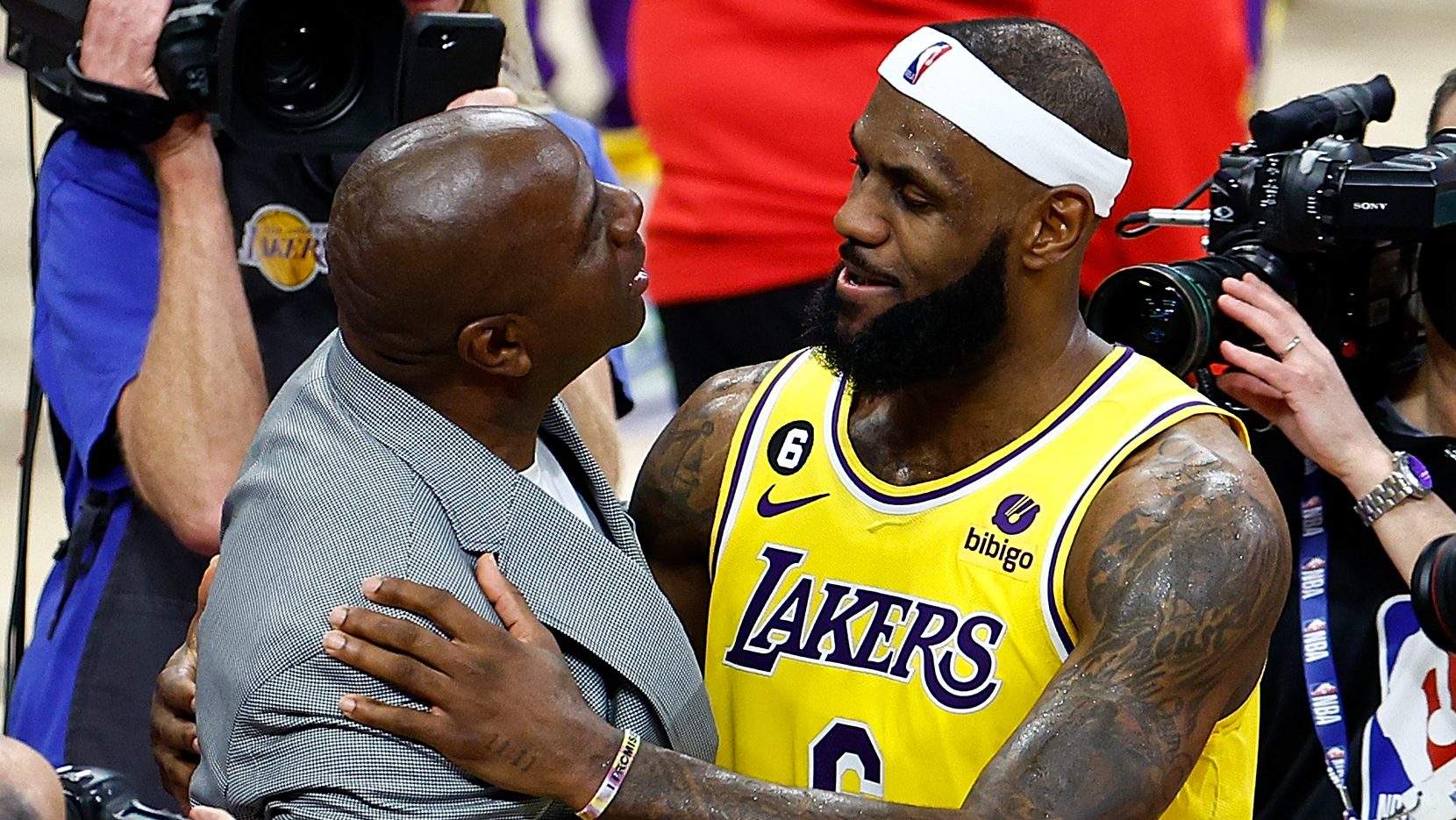 Lakers Legend Magic Johnson Reacts to NBA-LeBron James News