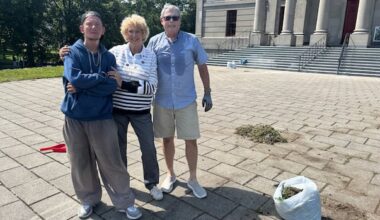 American tourist says weeds were 'taking over' Colonial Building grounds — so she started pulling