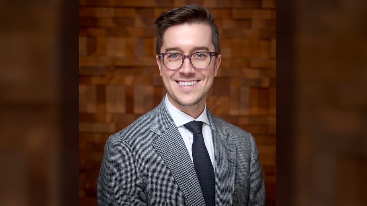 A picture of a man wearing glasses
