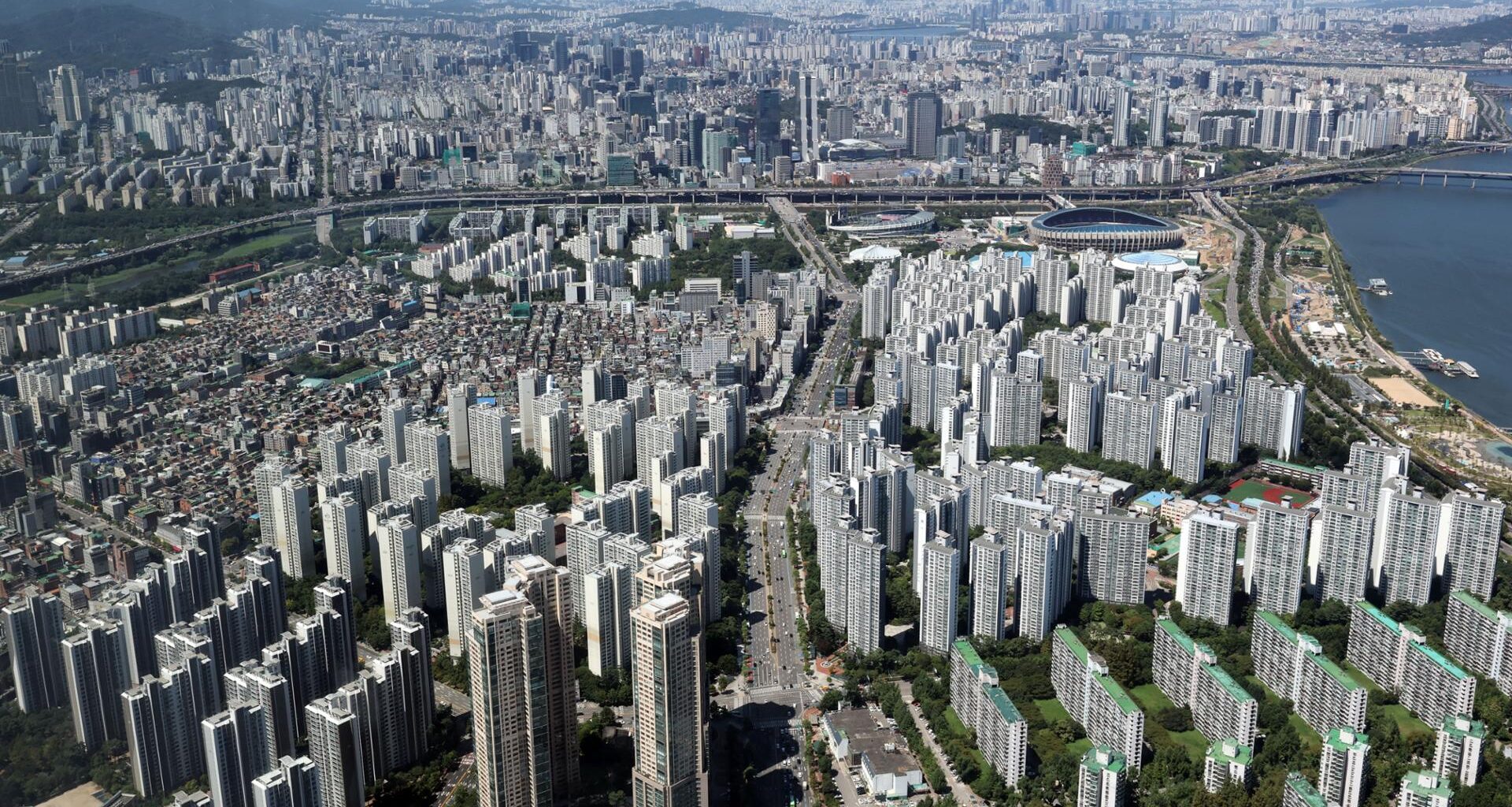 A view of apartment complexes in Seoul seen from the Lotte World Tower, Wednesday / Yonhap