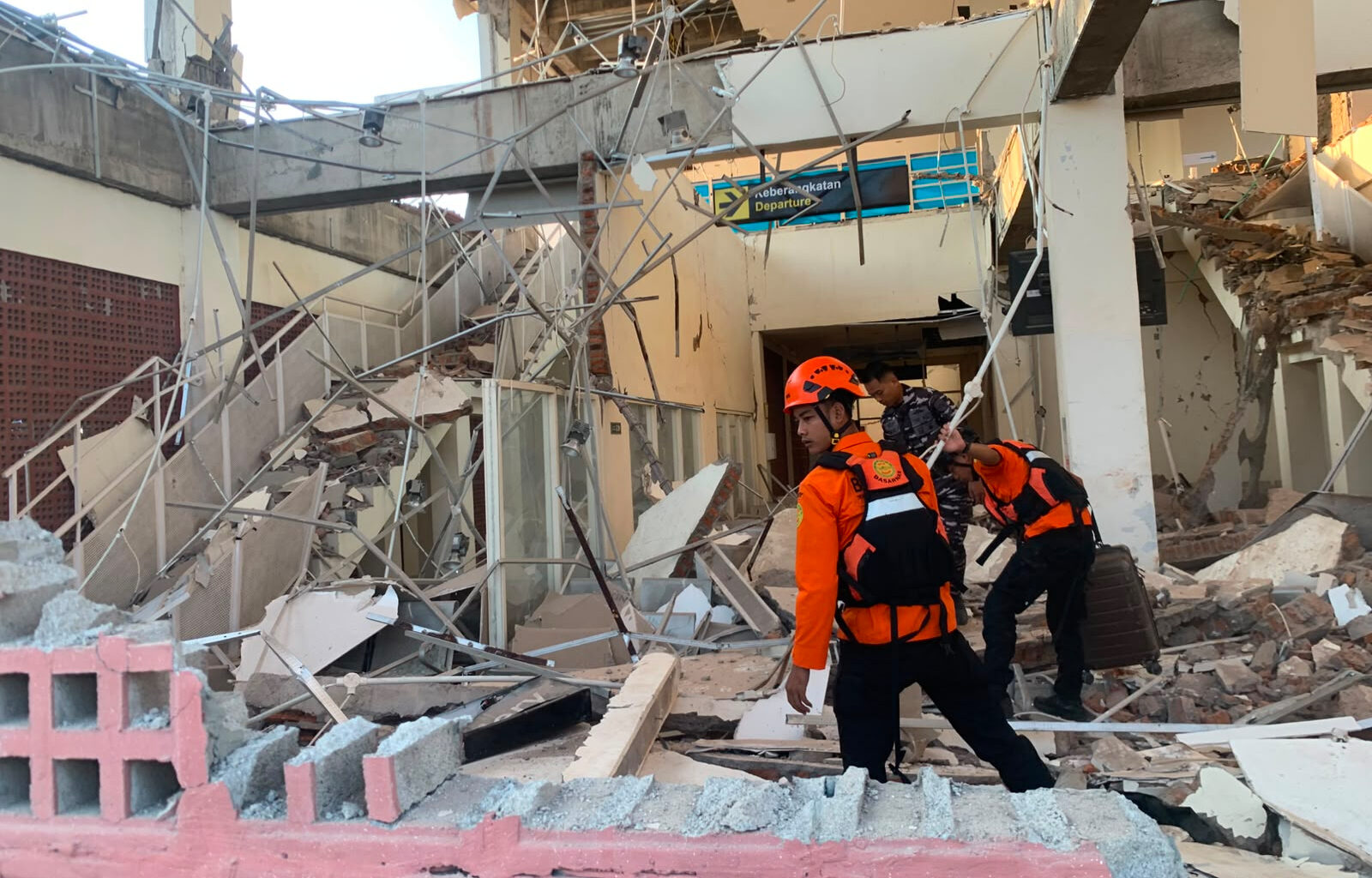 Rescuers dig through rubble and landslides after Indonesia quake kills 47 – Winnipeg Free Press