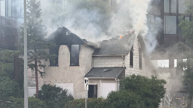 Boarded-up house burns off Disraeli Freeway in central Winnipeg