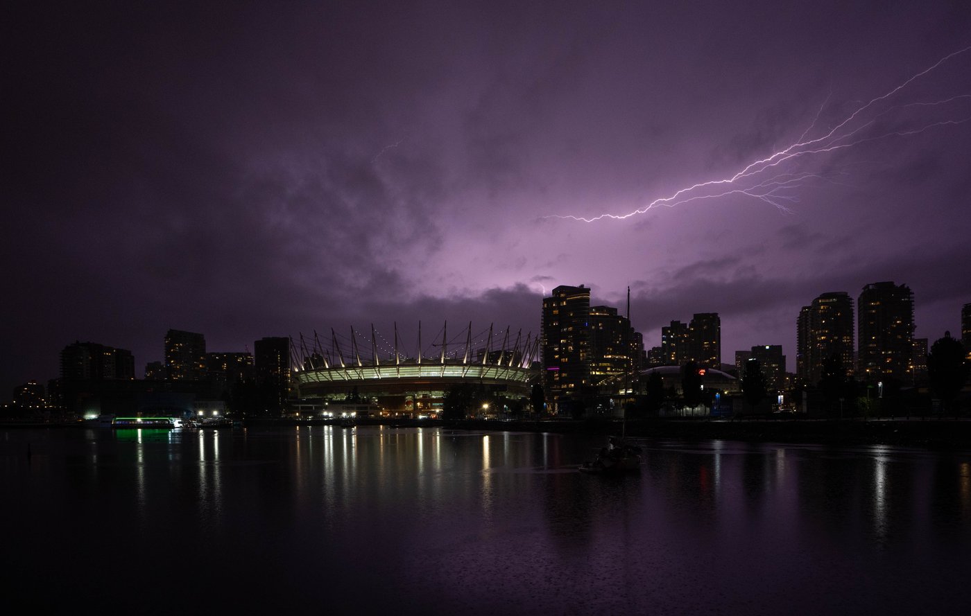 Intense storm brings power outages, travel woes to parts of B.C. | NanaimoNewsNOW