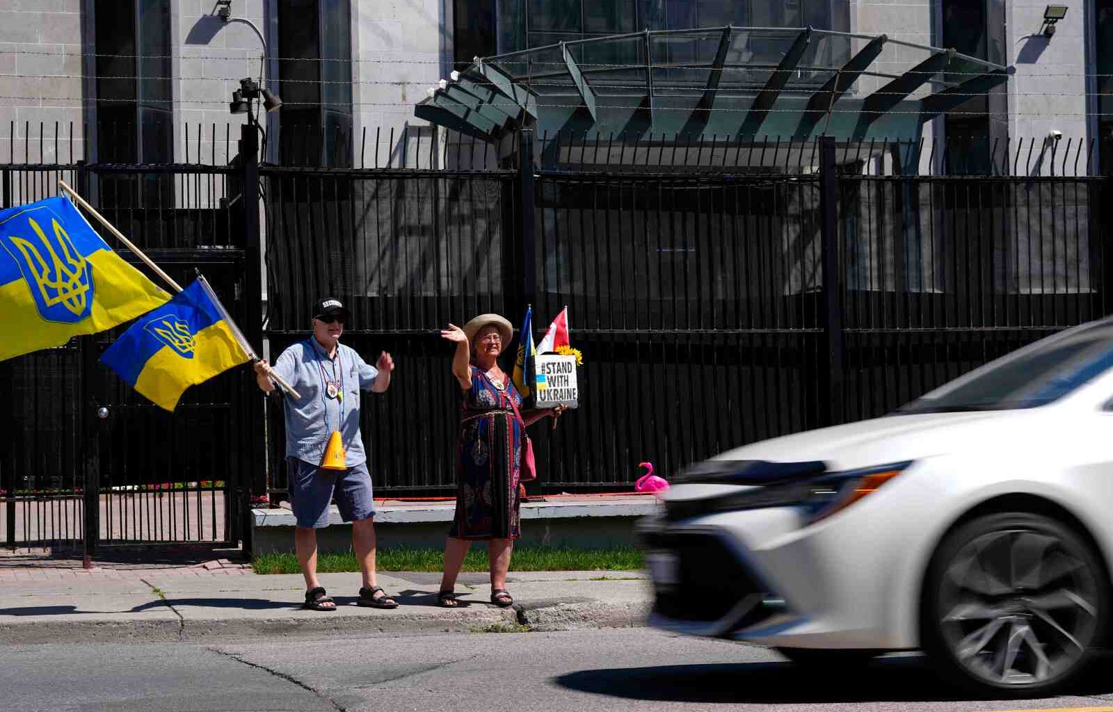 Russian embassy protesters keep daily picket, 4.5 years into Ukraine invasion – Winnipeg Free Press