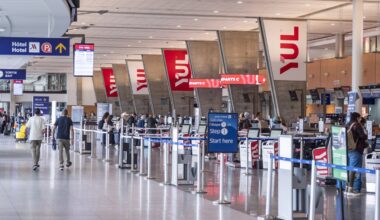 Traffic controller in critical condition after being struck by a plane in Montreal | NanaimoNewsNOW