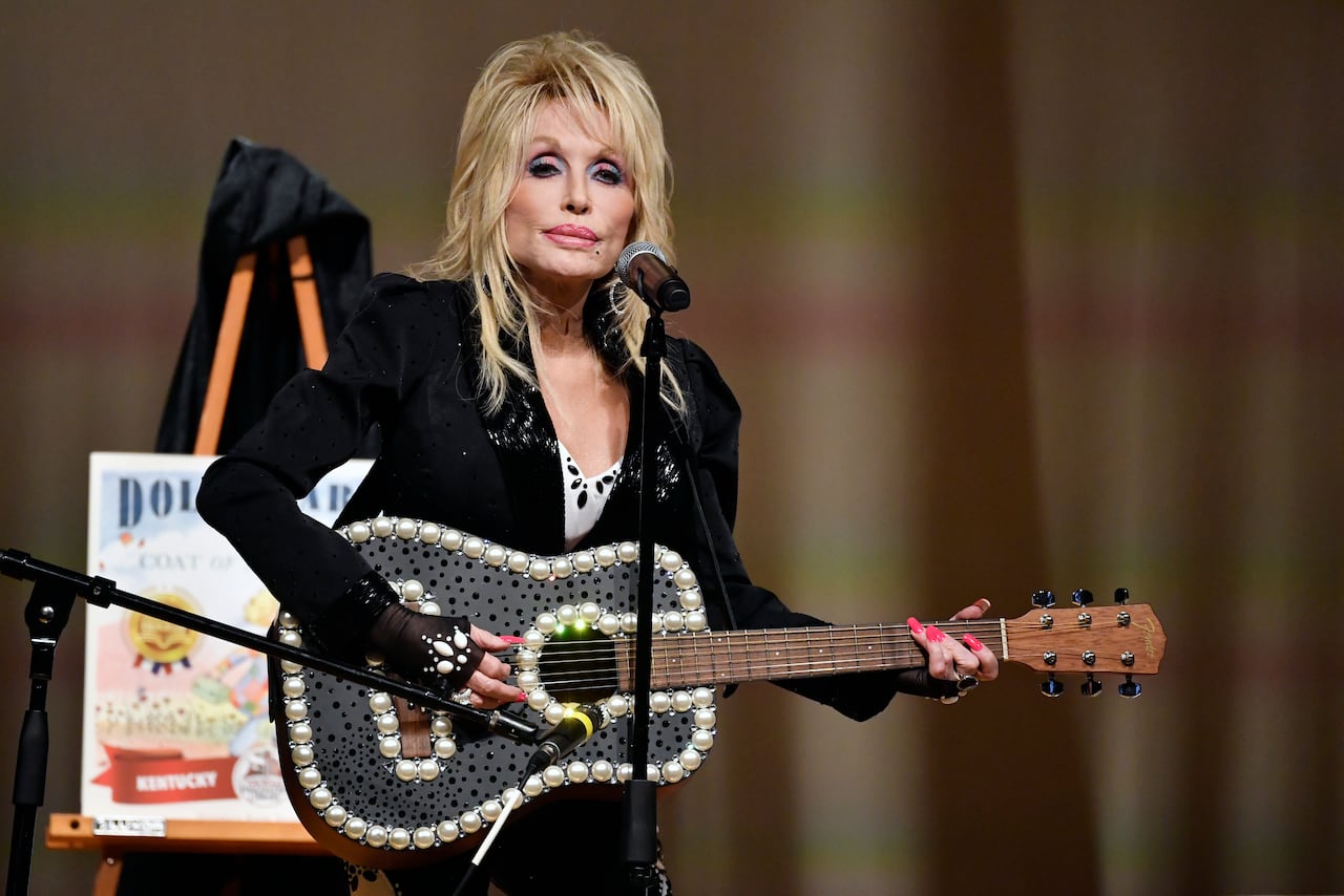Dolly Parton performing