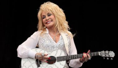 Tributes pour in for country music icon Dolly Parton