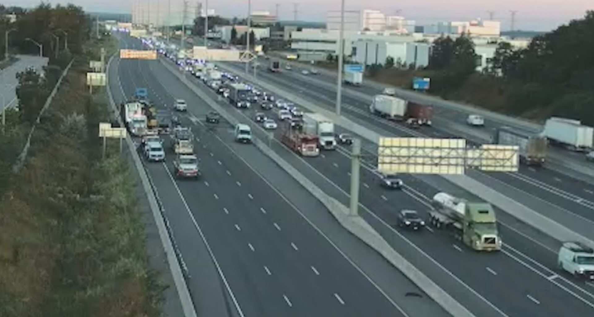 Timelapse captures Hwy. 401 shut down in Mississauga after truck fire