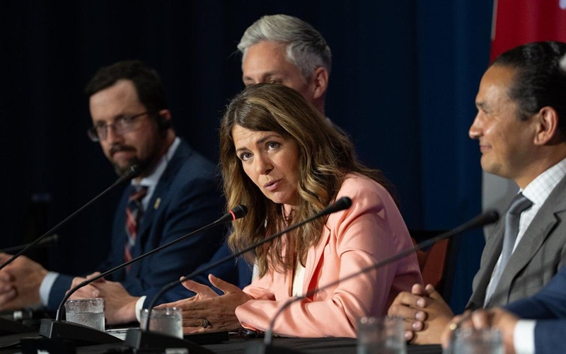 As referendum nears, Danielle Smith to address celebration in Calgary