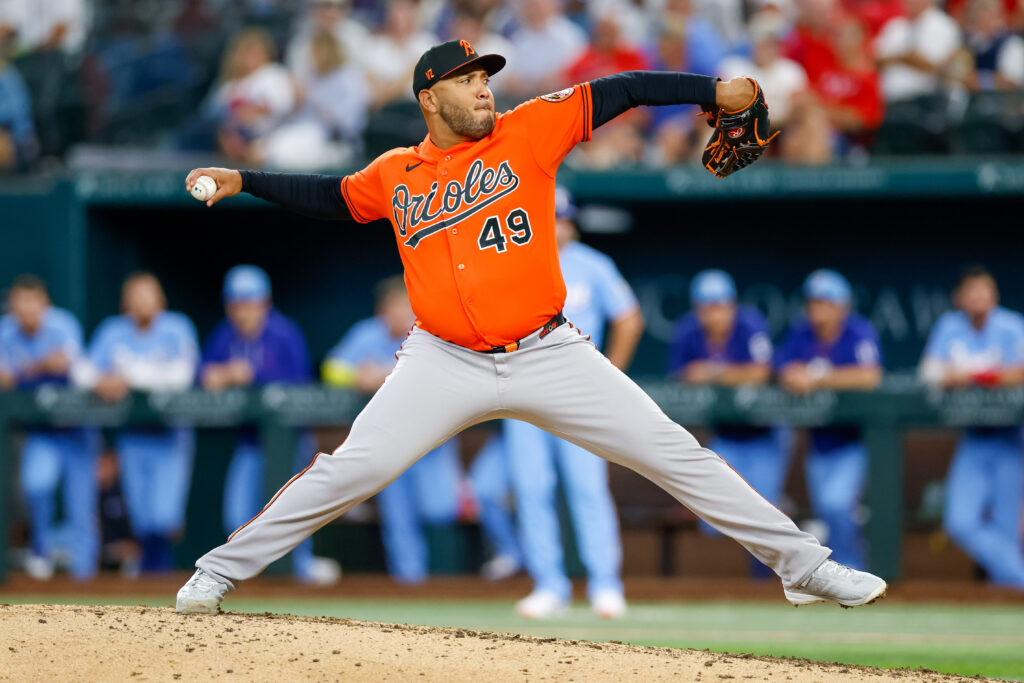 Orioles Re-Sign Albert Suárez To Minor League Contract