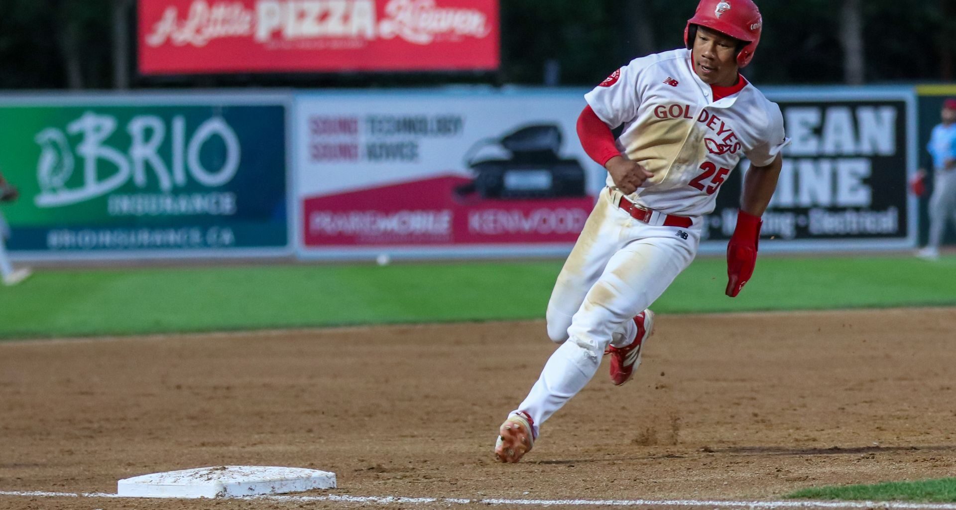 Goldeyes sweep Dogs, win 10th straight - SteinbachOnline.com