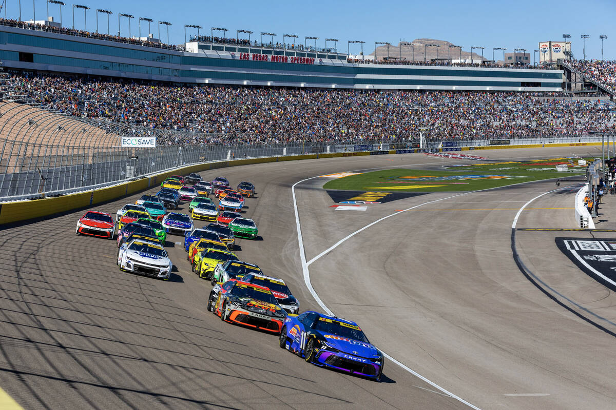 Denny Hamlin (11) leads Chase Briscoe (19) and the rest of the field out of turn one at the sta ...
