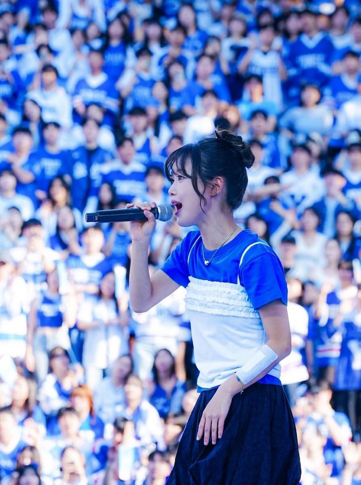 Singer Hanroro performs at a Yonsei University festival in Seoul in May. Captured from Authentic's social media