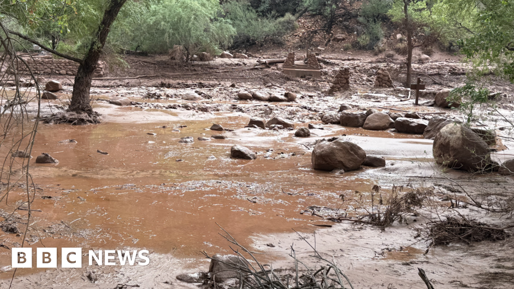 Grand Canyon flash flooding sparks search for missing hikers - BBC