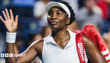 Venus Williams waves to the crowd at the Cincinnati Open