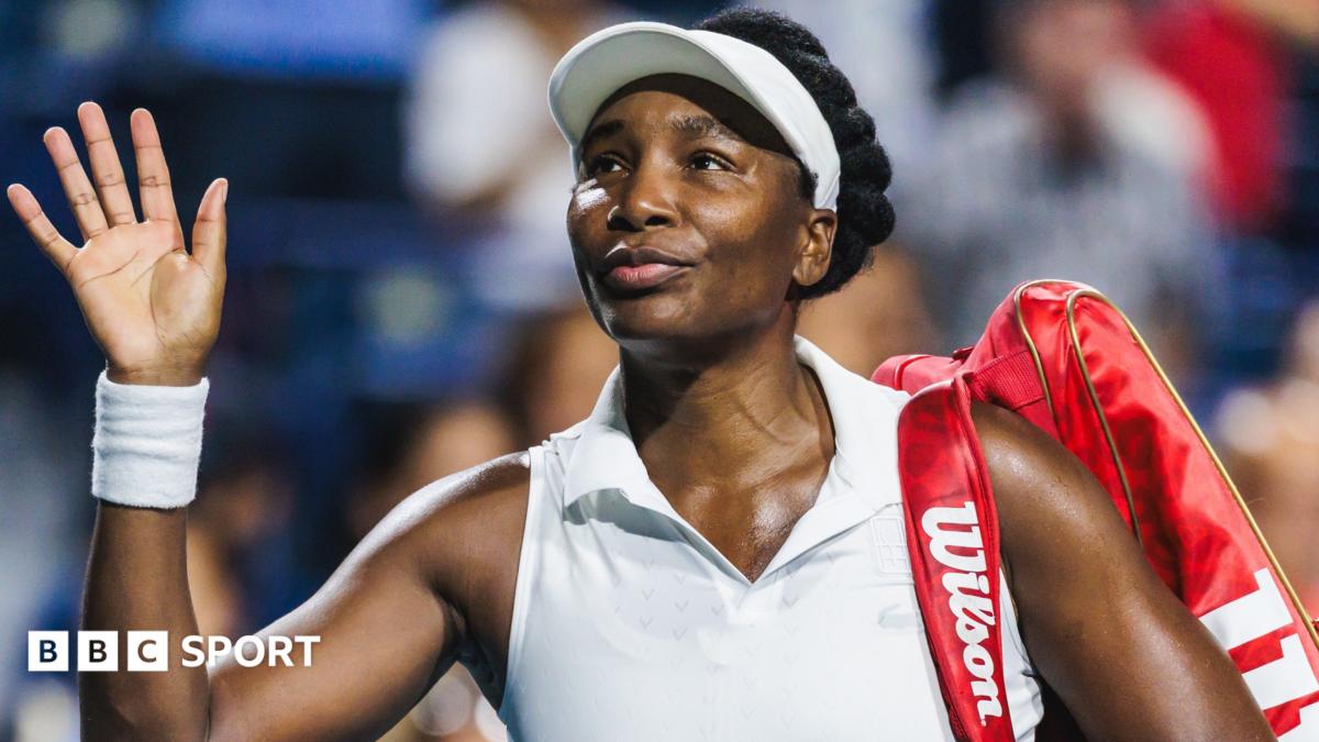 Venus Williams waves to the crowd at the Cincinnati Open