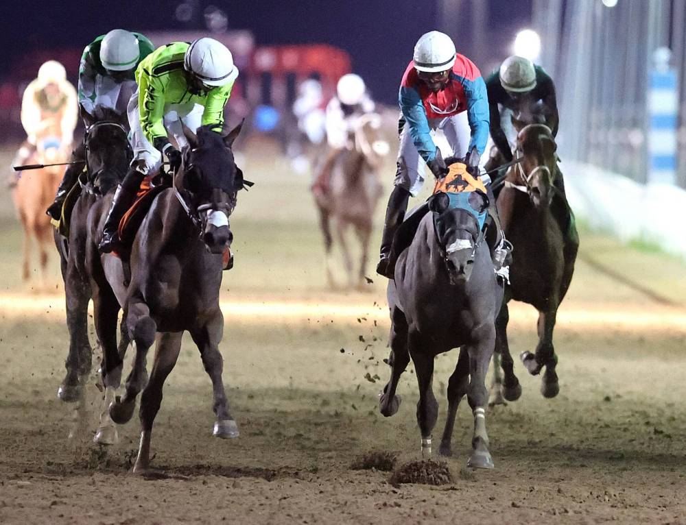 JASON HALSTEAD / ASSINIBOIA PHOTO
Manitoba Derby winner Western Warrior holds the lead on the inside Monday night at Assiniboia Downs.