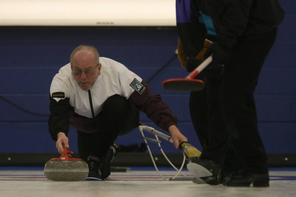 CHRISTOPHER PIKE / BRANDON SUN FILES
Orest Meleschuk Manitoba’s Credit Unions Masters Men’s Championship at the Brandon Curling club in Brandon on Friday March 9, 2007.