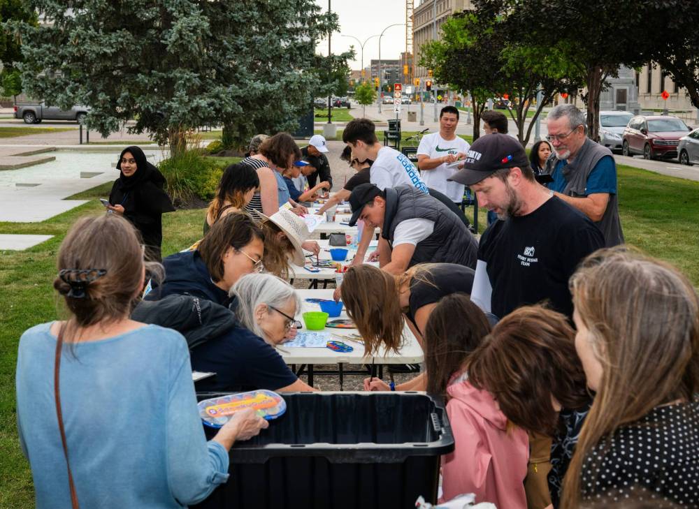ROBERT LEE / FREE PRESS
Dozens decorate lanterns at Winnipeg’s Memorial Park fountain for the Lanterns for Peace ceremony on Thursday.