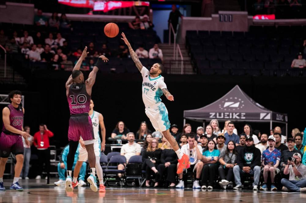 BROOK JONES / FREE PRESS
Winnipeg Sea Bears guard Xavier Moon leaps into the air to attempt to block a shot by Saskatoon Mamba guard Devonte Bandoo during Thursday’s semifinal against Saskatoon.