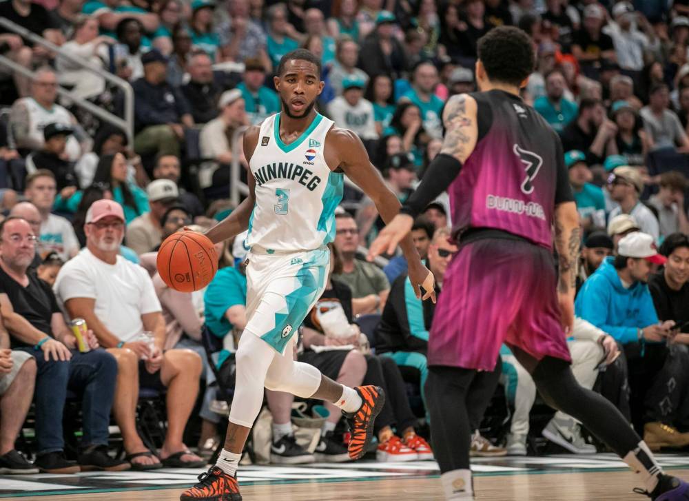 BROOK JONES / FREE PRESS
Winnipeg Sea Bears guard Jelani Watson-Gayle controls the ball against Saskatoon Mamba guard Tavian Dunn-Martin in Thursday’s semifinal at Canada Life Centre.