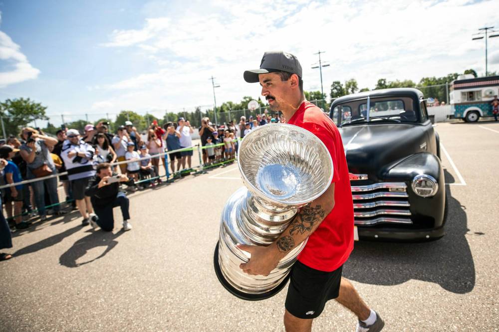 MIKAELA MACKENZIE / FREE PRESS
Jarvis arrives with the Stanley Cup at Tuxedo Community Centre Monday afternoon.