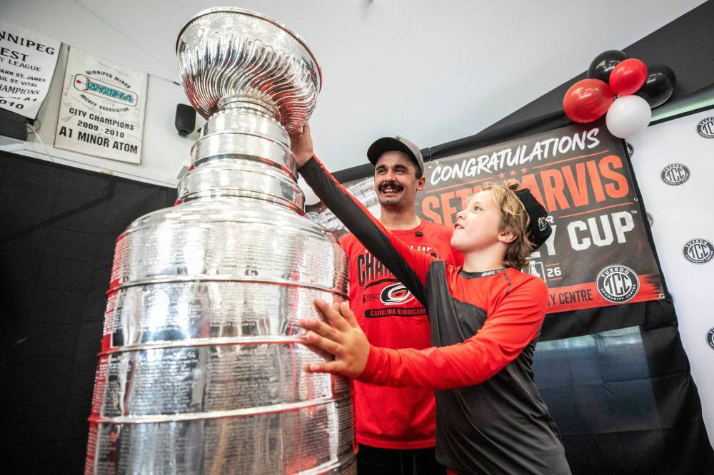 MIKAELA MACKENZIE / FREE PRESS
Jarvis poses for a photo with nine-year-old Jack Dobson and the Stanley Cup at Tuxedo Community Centre, Monday.