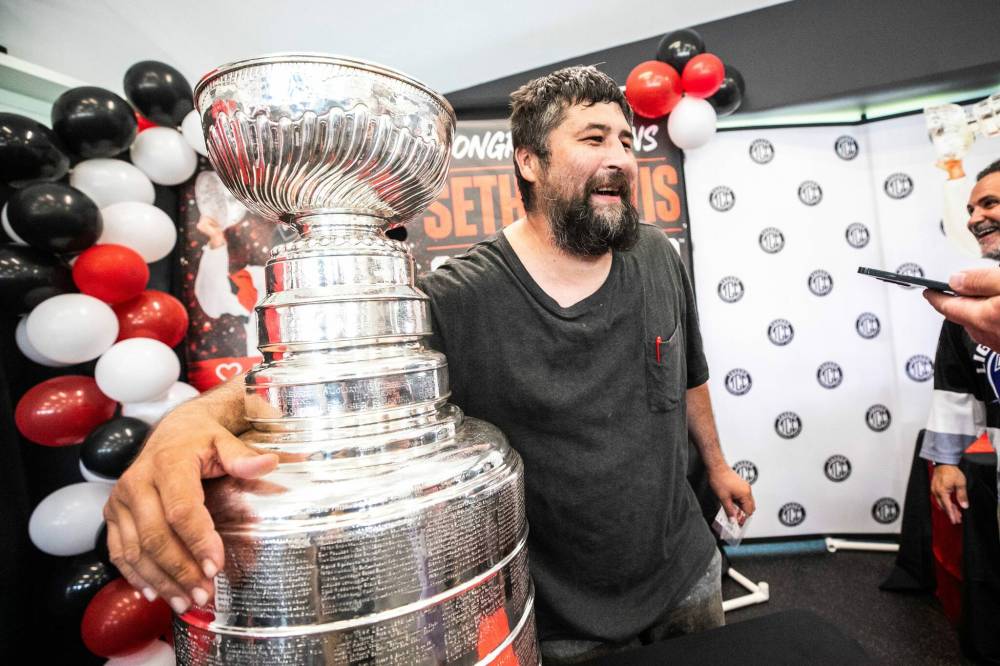 MIKAELA MACKENZIE / FREE PRESS
Long time Seth Jarvis fan Chris Cochrene was the first in line at the Tuxedo Community Centre on Monday to take a photo with the Carolina Hurricanes forward and the Stanley Cup.