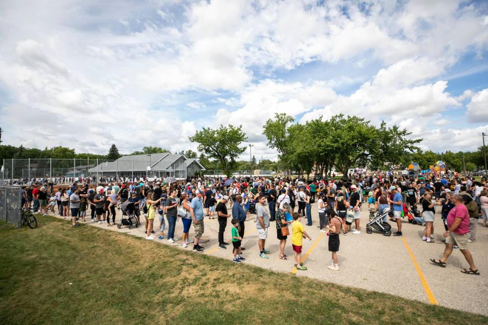 MIKAELA MACKENZIE / FREE PRESS
The lineup for photos with Jarvis and the Stanley Cup stretched far past the doors at the Tuxedo Community Centre with some people arriving before sunrise.