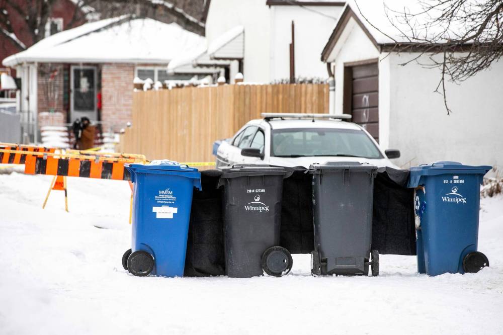 MIKAELA MACKENZIE / FREE PRESS FILES
The body of the victim was left in a garbage bin in an alley behind Wellington Avenue.