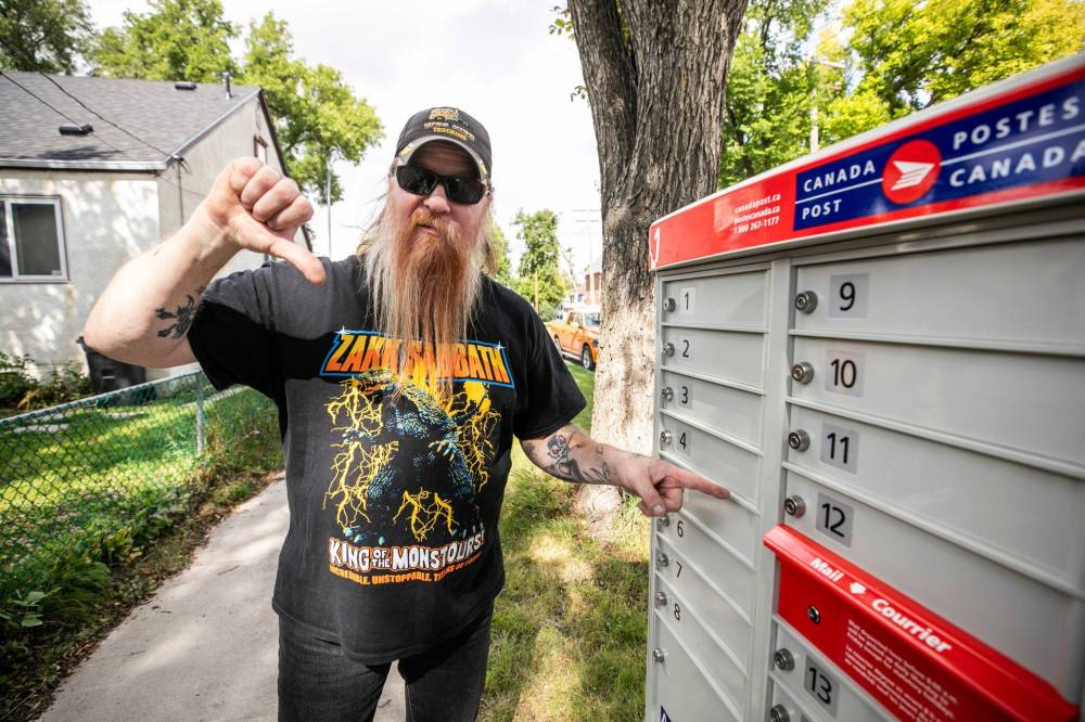 MIKAELA MACKENZIE / FREE PRESS
Giesbrecht shows his opinion of the switch to community mailboxes, at least in his neighbourhood.