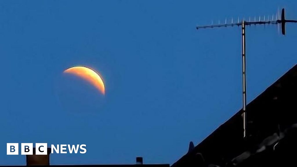 Stunning partial eclipse photographs from Surrey - BBC