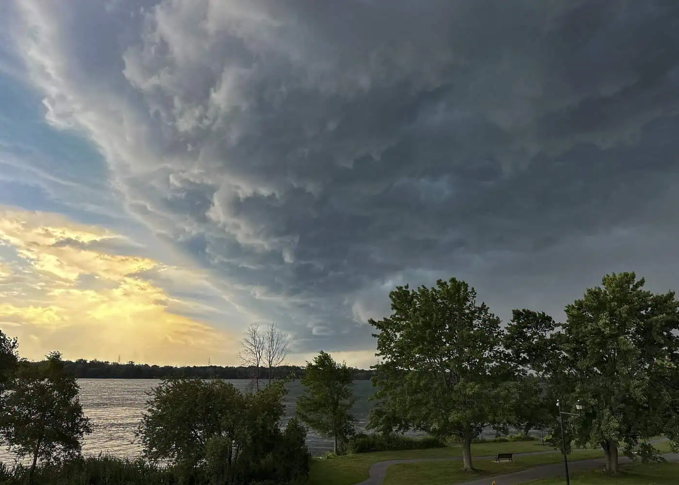 Tornado confirmed to have touched down north of Montreal