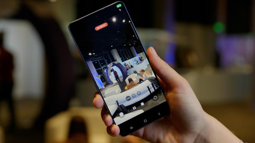 A Galaxy S26 Ultra held twisted but the image on screen is still level