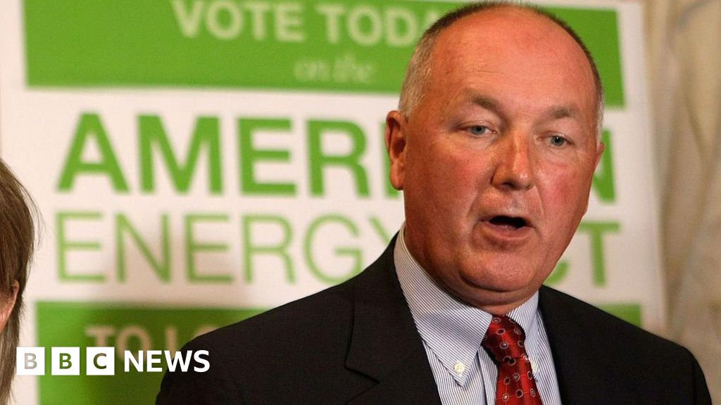 Thousands of Canadians call for US ambassador's expulsion - BBC