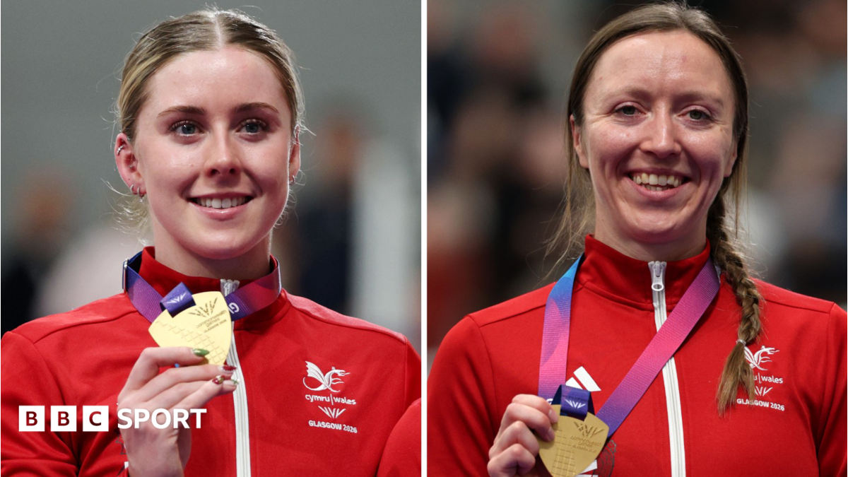 Emma Finucane and Anna Morris with Commonwealth Games gold medals