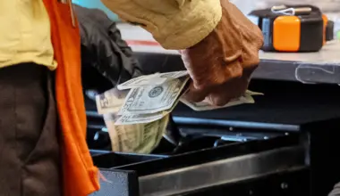 Walmart posts weakest growth in years, a worrying sign of inflation-weary Americans