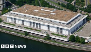 Trump officials threaten Kennedy Center demolition if court blocks renovations - BBC