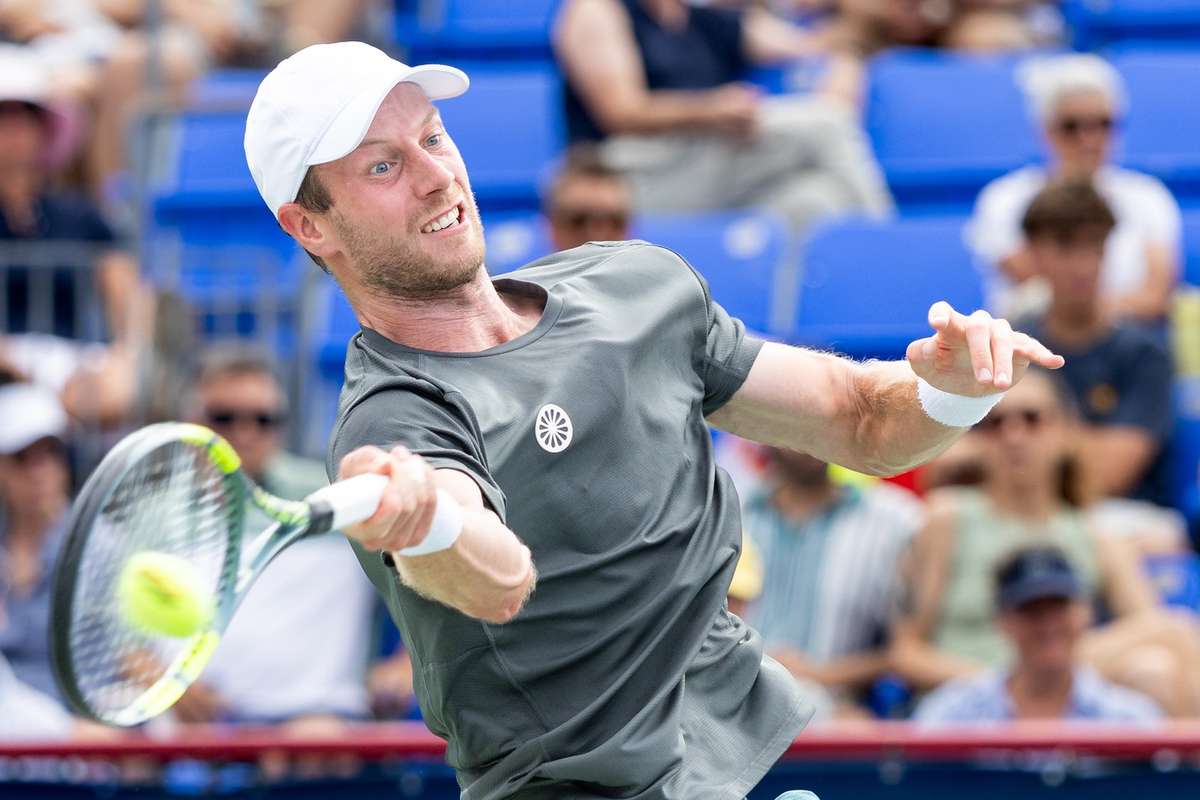 Potential point of the year pushes Van de Zandschulp to gritty win over Hurkacz