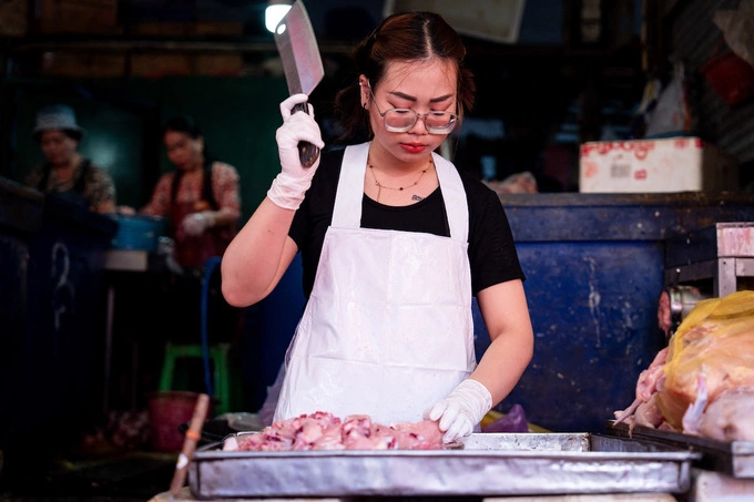 A street butcher chops and sells meat at Khlong Toey wet market in Bangkok, Thailand, on June 3, 2025. Photo by NurPhoto via AFP