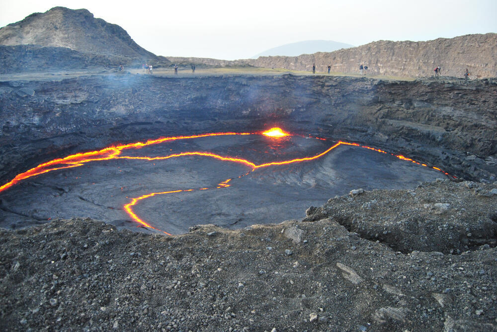 A lava lake in the Erta Ale volcanic rift zone in Ethiopia (Photo: ChrisLamb/Shutterstock) אגם הלבה באזור ביקוע געשי של ארטה אלה (Erta Ale) באתיופיה
