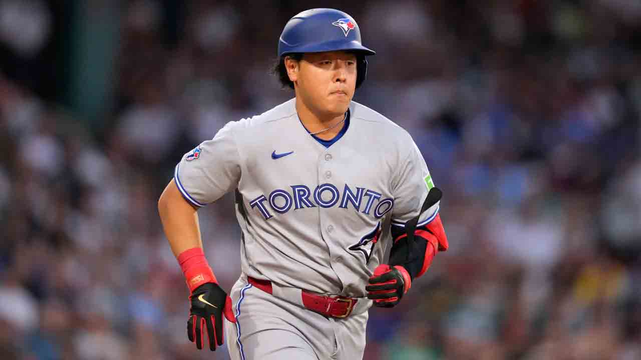 Kazuma Okamoto scratched from Blue Jays lineup with left knee contusion