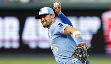 Royals' Michael Massey exits vs. Blue Jays after hitting head