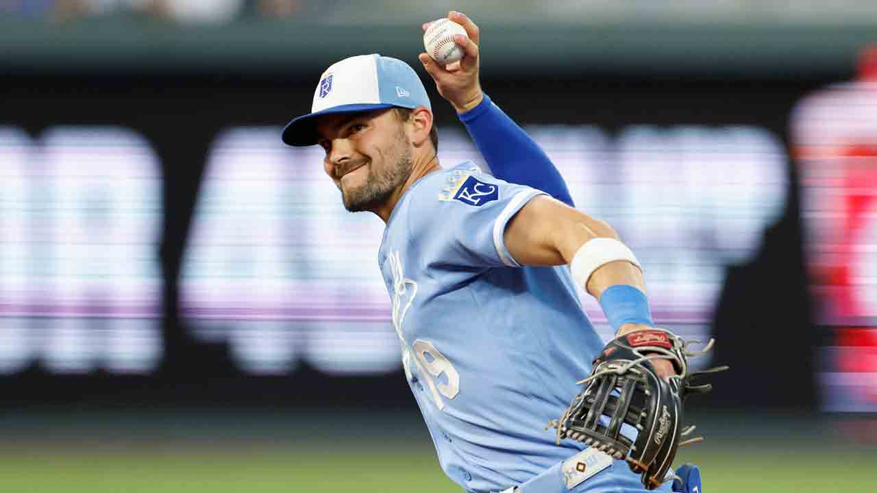 Royals' Michael Massey exits vs. Blue Jays after hitting head