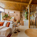 © Gabriel Neri Faim C.E. House / Dall'Ovo Magalhães Arquitetura - Interior Photography, Living Room, Wood, Lighting, Chair, Beam